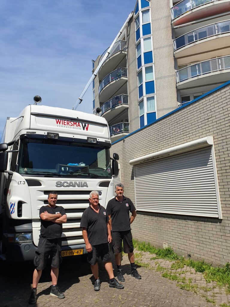 Verhuizers van Wiersma bij een verhuizing op hoogte